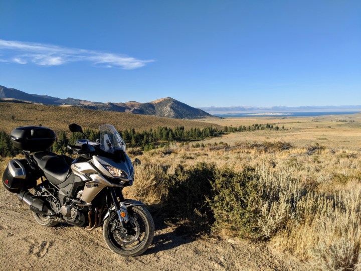 Altra vista delle aride e inospitali praterie attorno a Mono Lake, California. In questa zono vi sono numerose strade sterrate che si percorrono bene con la Kawasaki Versys 1000 LT.