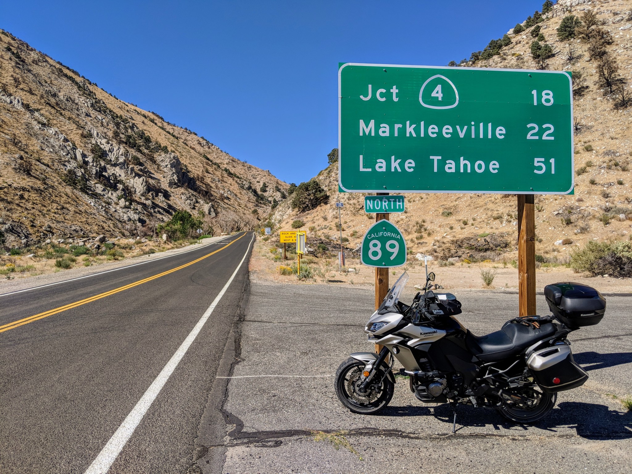 Io e la Kawasaki 1000 siamo pronti per riattraversare la Sierra. Siamo nel punto di avvio della Route 89 che con mille curve porta dalle vallate del bacino idrografico di Mono Lake verso gli alti passi della Sierra.