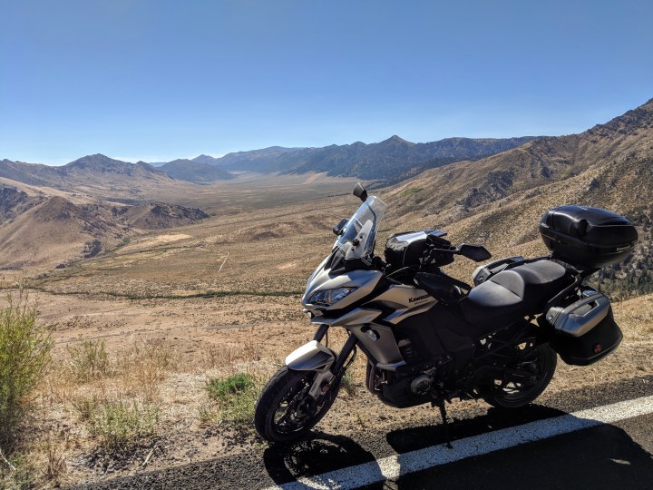 Salendo da Topaz lake, California, verso la Sierra Nevada si possono osservare vastissime vallate inabitabile e ben poco utilizzabili per l'allevamento a causa del terreno estremamente arido e dell'altitudine elevata.
