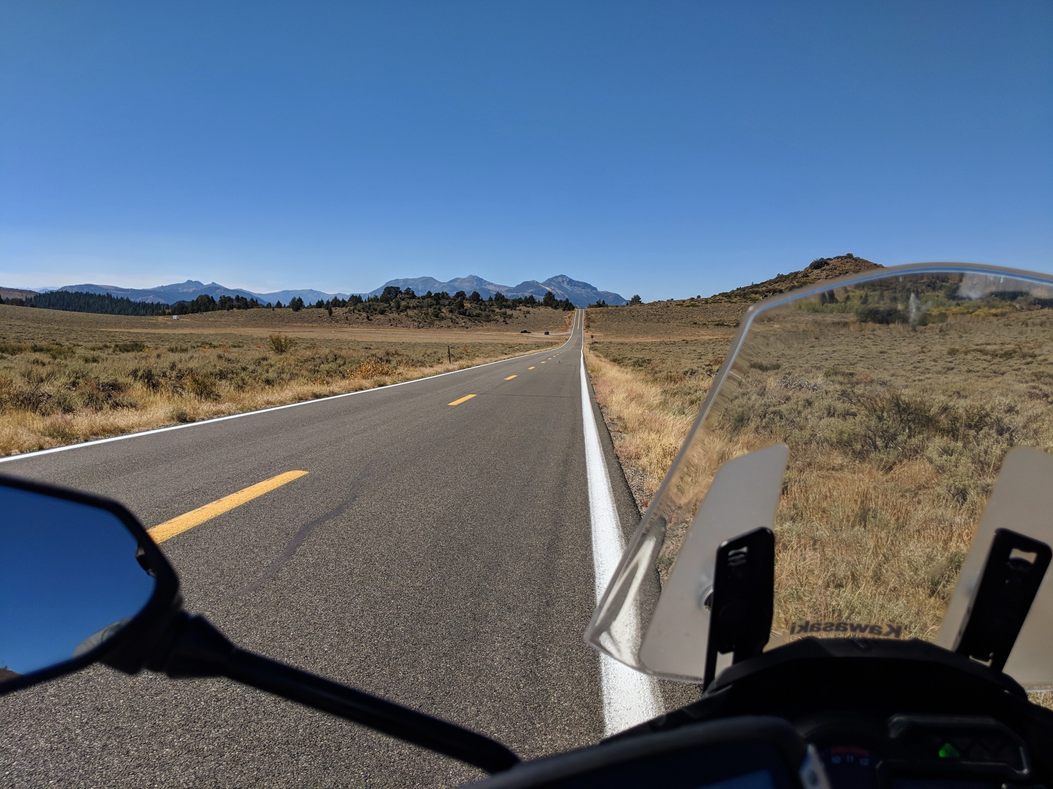 La route 89 , oltrepassato il Monitor Pass a ben 2534 metri di altitudine, entra nella Alpine County e il paesaggio gradualmente muta rispecchiano livelli di precipitazioni gradualmente più intensi. Foto scattata direttamente dalla sella della Kawasaki Versys 1000.