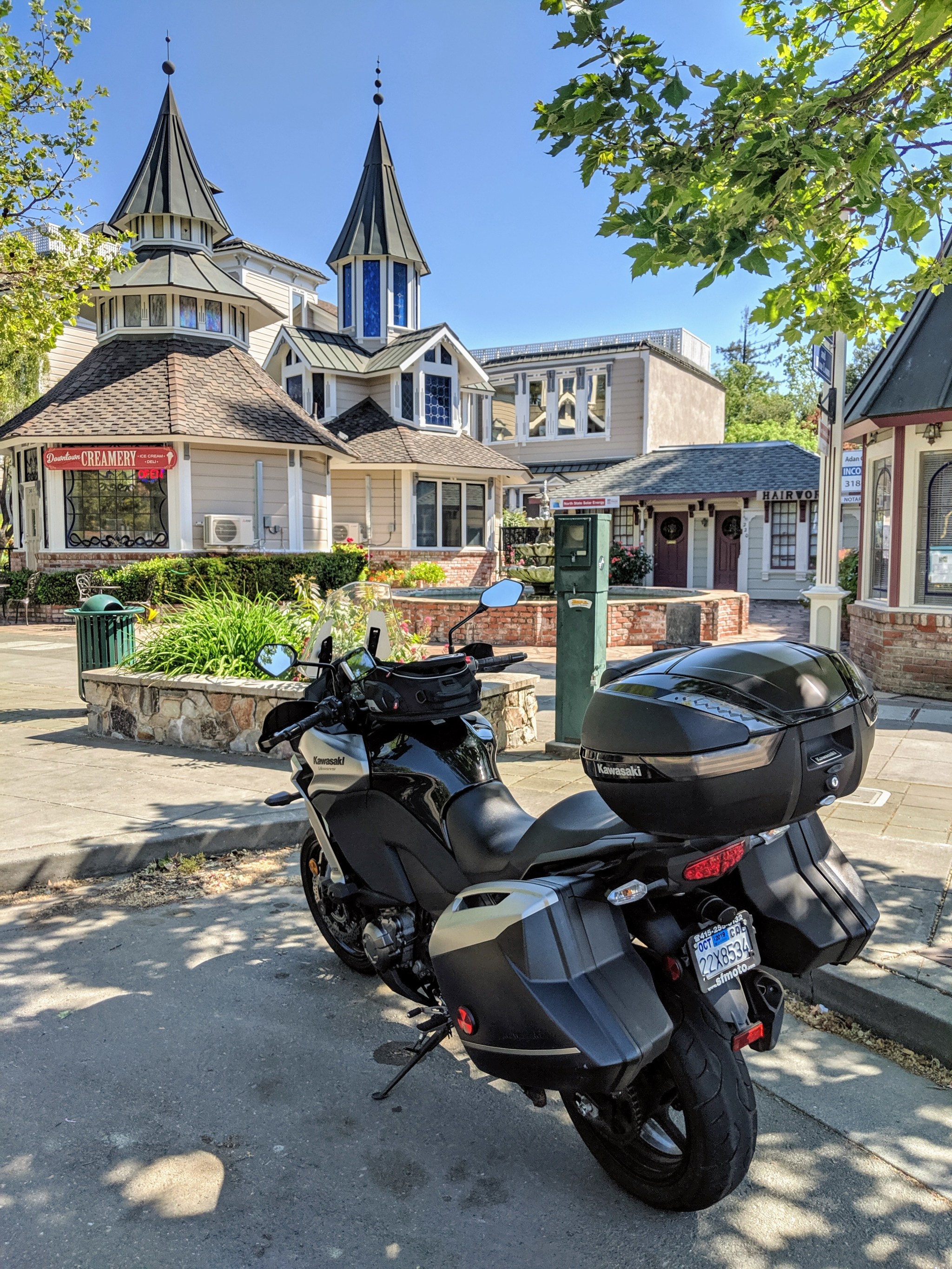 La Kawasaki Versys parkeggiata per la prima e breve sosta nella simpatica cittadina di Cloverdale, CA