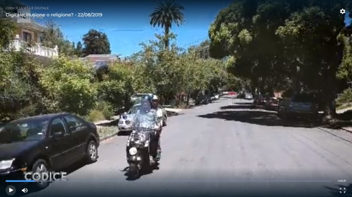 Arrivo in Vespa a casa con l'intervistatore in sella