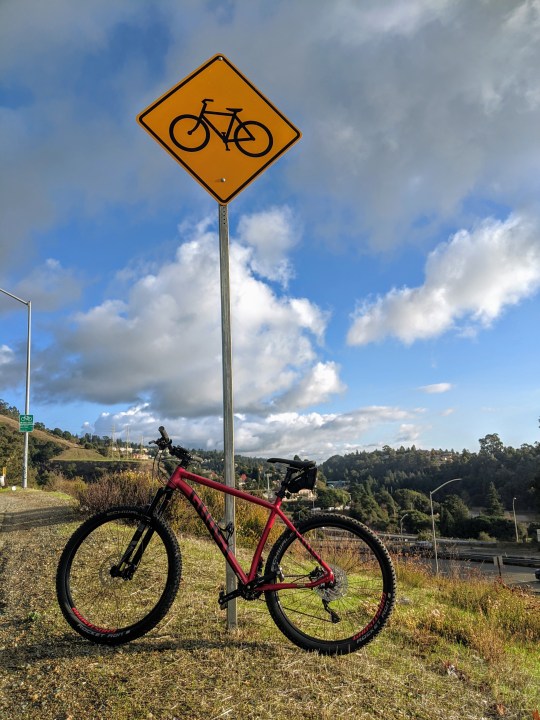 Red Ghost MTB on Tunnel Road, on the Oakland hills. Tunnel Road e’ una strada particolarmente amata e frequentata dai ciclisti. Offre viste spettacolari sulla baia di San Francisco.