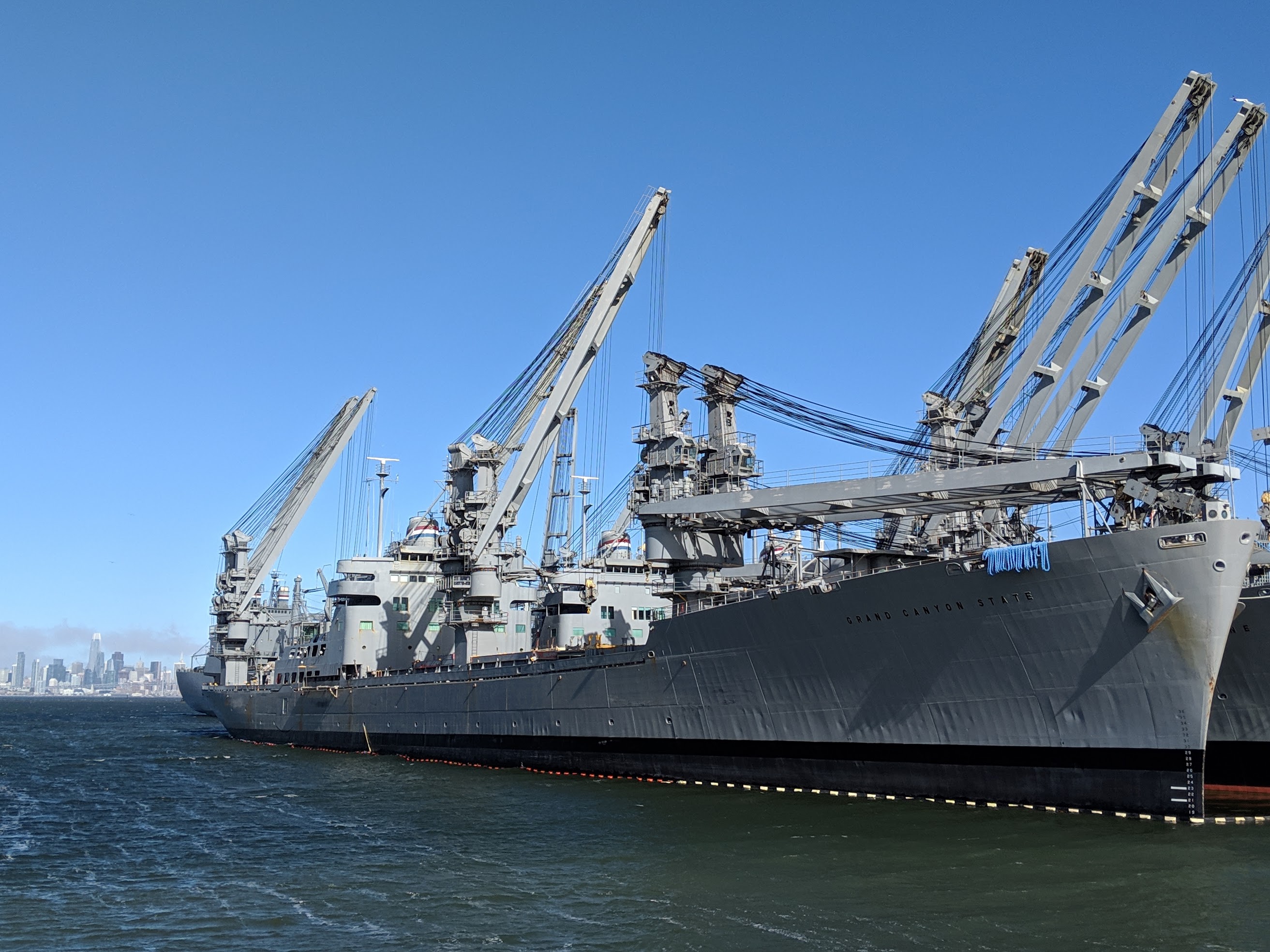 Alcune navi militari non più in uso parcheggiate nel porto militare di Alameda. L'intera zona del porto militare e dell'aeroporto militare offre la possibilità ai runners di improvvisare interessanti percorsi che si muovono tra i vecchi hangars.