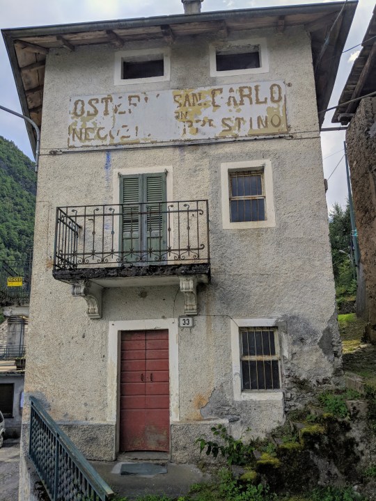 L’antica Osteria e negozio San Carlo ad Arigna (Ponte in Valtellina). Un tempo il punto di ritrovo per gli abitanti del paese e gli occasionali passanti, da lunghi anni non più attiva.
