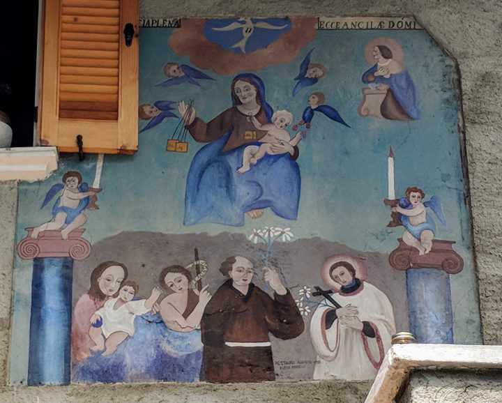 Affresco votivo restaurato. Sant’Antonio e (forse) Santo Stefano in Adorazione della vergine Maria.