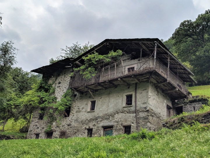 Tradizionale abitazione alpina nella frazione Arigna del comune di Ponte in Valtellina, Sondrio.
