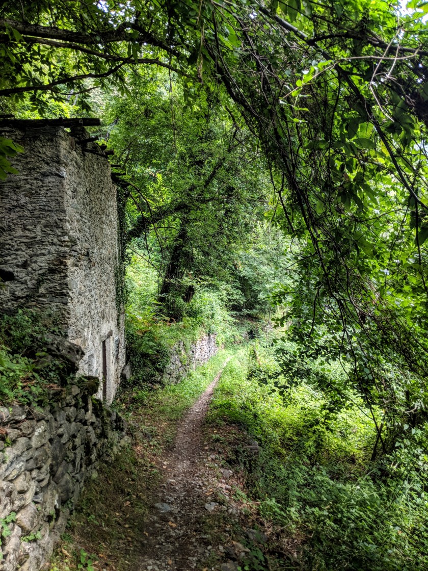 Il sentiero di Rivabella che dal fondovalle (Valtellina) porta all'abitato di Arigna, una frazione del comune di Ponte Valtellina in provincia di Sondrio.