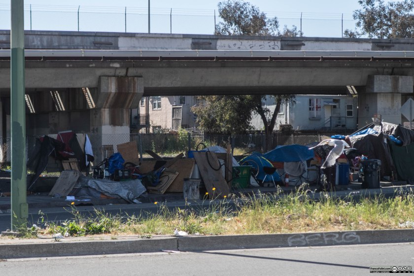 Cavalcavia autostradale nel centro di Oakland con altre tende abitate da homeless. Il clima della zona non è particolarmente rigido ma la lunga stagione delle piogge invernali rende la vita di questi poveri homeless estremamente difficile.