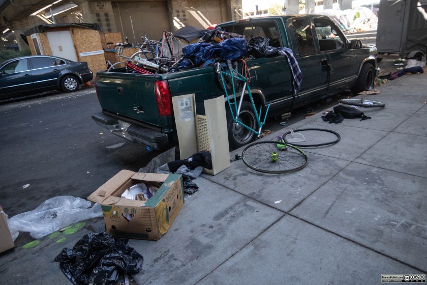 Il commercio di biciclette rubate e lo smembramento delle biciclette in parti più facilmente rivendibili sul mercato e' una tipica attività che si può osservare nella gran parte degli accampamenti di homeless.