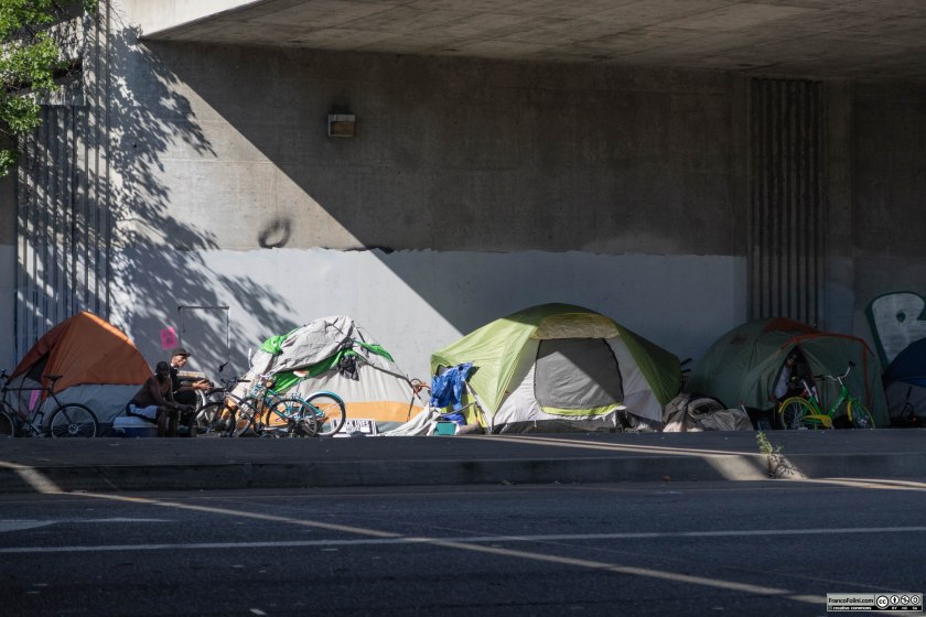 Alcune tende dell'accampamento di homeless (senzatetto) sotto i cavalcavia dell'autostrada 280 a Oakland, California. Molte di queste tende sono posizionate in situazioni di oggettivo pericolo e pongono gli homeless a costante contatto con i gas di scarico del traffico. È successo recentemente che un auto sbandando andasse a investire una di queste tende.  Fortunatamente al momento dell'incidente la tenda era vuota.